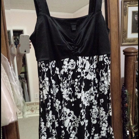 **SOLD**Blk & wht floral tank w/satin bodice. - Picture 2 of 3
