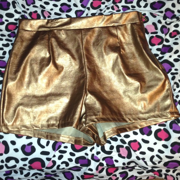 🚫S O L D 🚫 GOLD HIGH WASTED SHORTS!