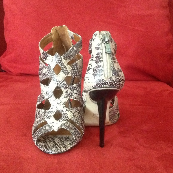 BCBGMaxAzria Shoes - NWOT all leather snakeskin sandals ✅ PRICE✂$50
