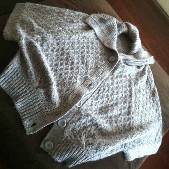 Yarn grey sweater