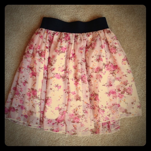 ginger Dresses & Skirts - **SOLD**NWT 🌸Printed floral skirt🌸