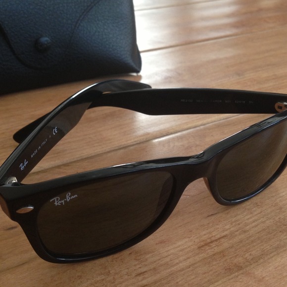 *SOLD* Authentic Ray Ban Black Wayferer Sunglasses - Picture 2 of 4