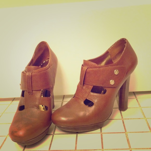 ***SOLD IN BUNDLe*** BCBGirls brown  Oxford pumps