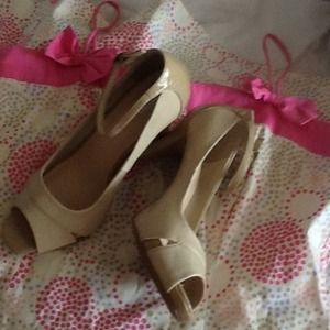 Dress and tan pumps bundle for Meredith