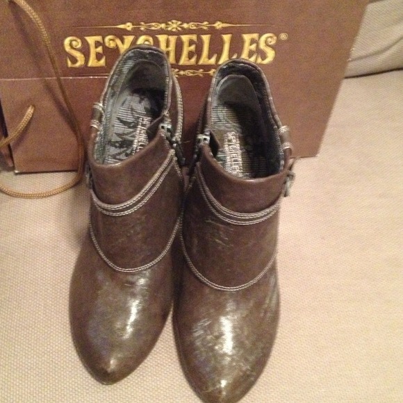 SOLD - Grey leather, low ankle boots. - Picture 2 of 4