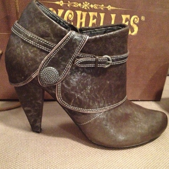 SOLD - Grey leather, low ankle boots. - Picture 3 of 4