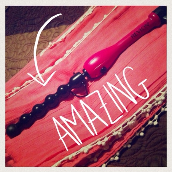 Clip-less curling wand