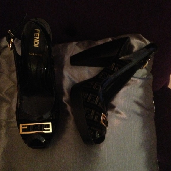 ***REDUCED***Fendi heels Sz 6 w/Fendi logo print - Picture 2 of 4
