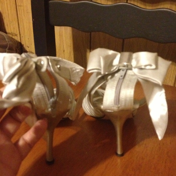 Silver heels with ribbon detail - Picture 2 of 3
