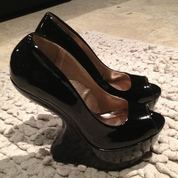 Stunning cut out wedge. New in box. 👀✨Size 7 1/2 - Picture 2 of 3