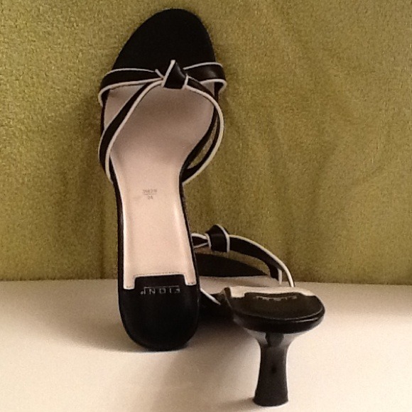 Cute slip on :-) - Picture 3 of 3