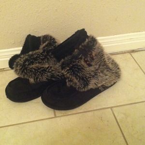 Slouchy black boots with grey faux fur