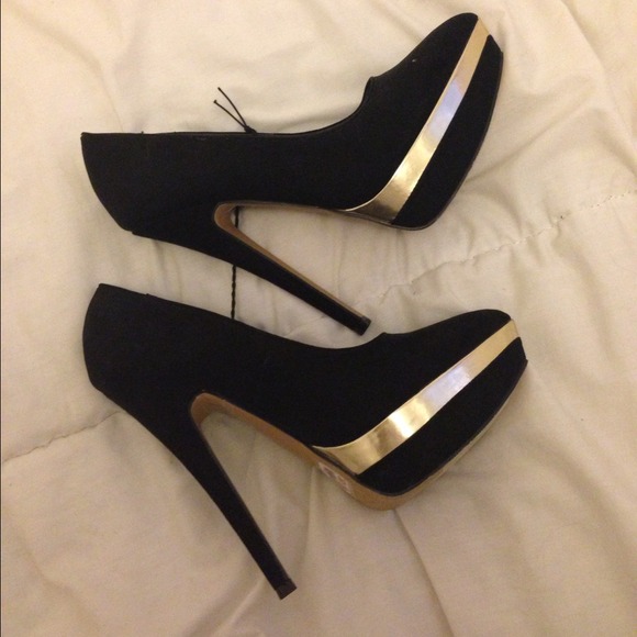 Forever 21 Shoes - 🎉HOST PICK🎉Gorgeous black/gold heels💕