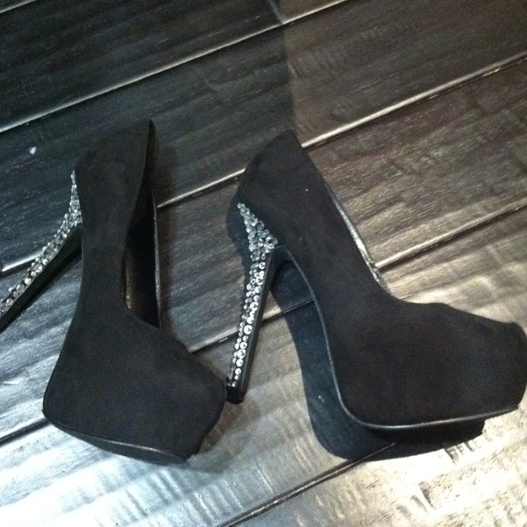 Embezzled black heels!