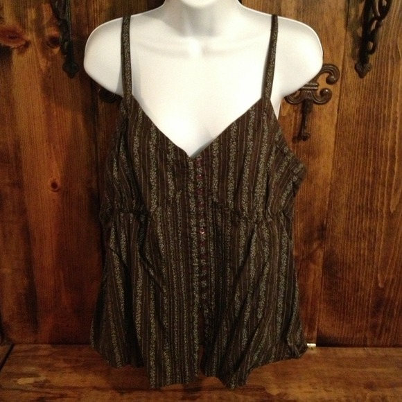 ***$5*** Cato XL Top accented with Designs