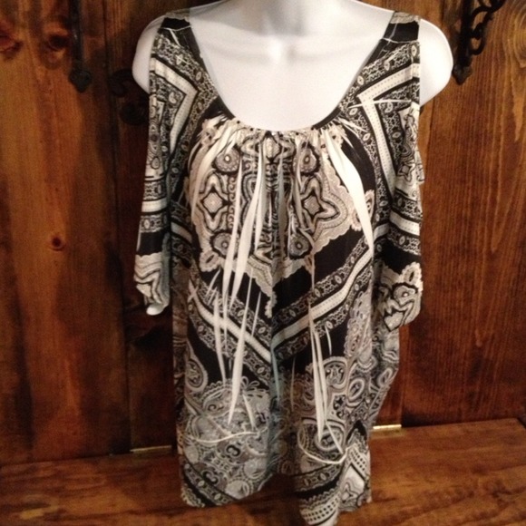 ***$10*** Oneworld brand  Open Shoulder Top Large
