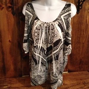 ***$10*** Oneworld brand  Open Shoulder Top Large
