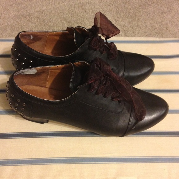 Black oxfords with burgundy shoe laces - Picture 2 of 2