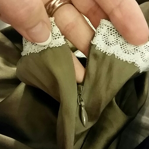 So sweet, Banana Republic silk tank - Picture 3 of 4