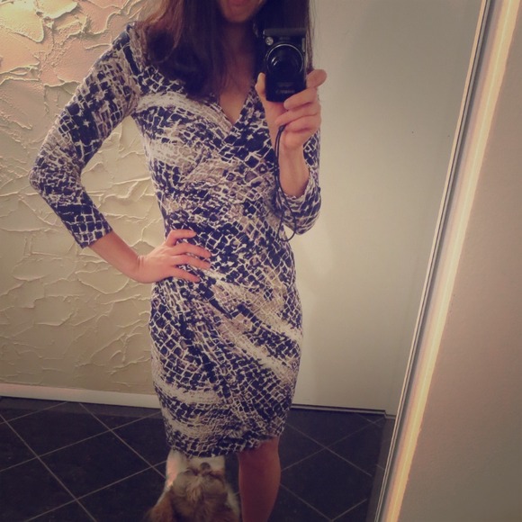 Front cross wrapping dress. Gold/navy prints