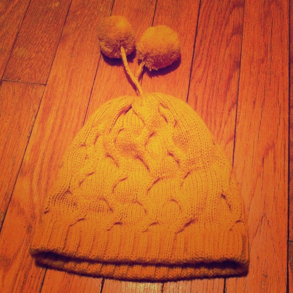 ❗️✋SOLD✋❗️Yellow knit slouchy beanie hat w.  poms