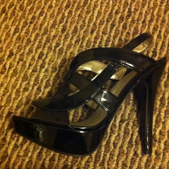 Super cute guess heel's like new! - Picture 4 of 4
