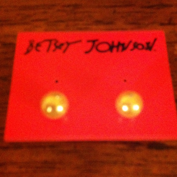 Pearl Earrings!