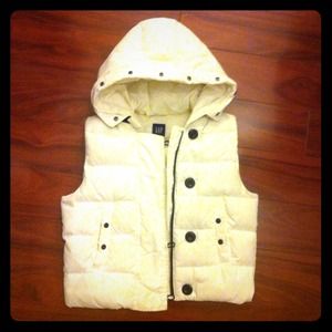 💢SOLD IN BUNDLE💢 1/2 Price White Gap Winter Vest