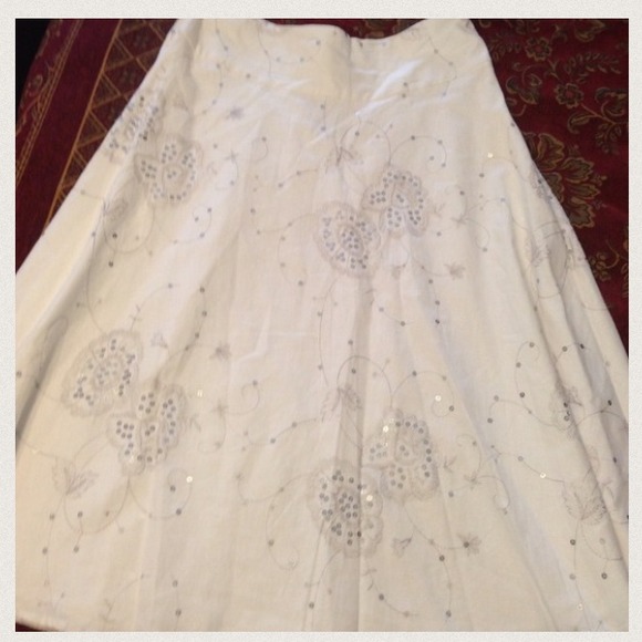 ⭕️sold⭕️Cute white skirt with silver sequins