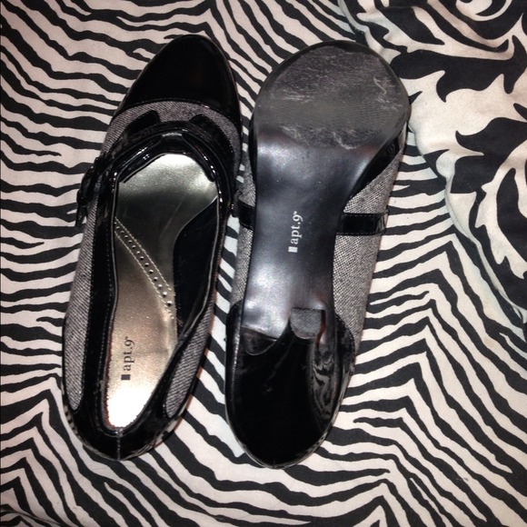 NWOT apt 9 heels