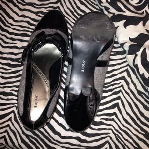 NWOT apt 9 heels