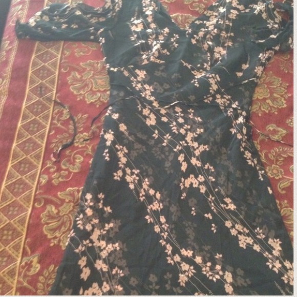 Dresses & Skirts - Cute knee length dress with tie