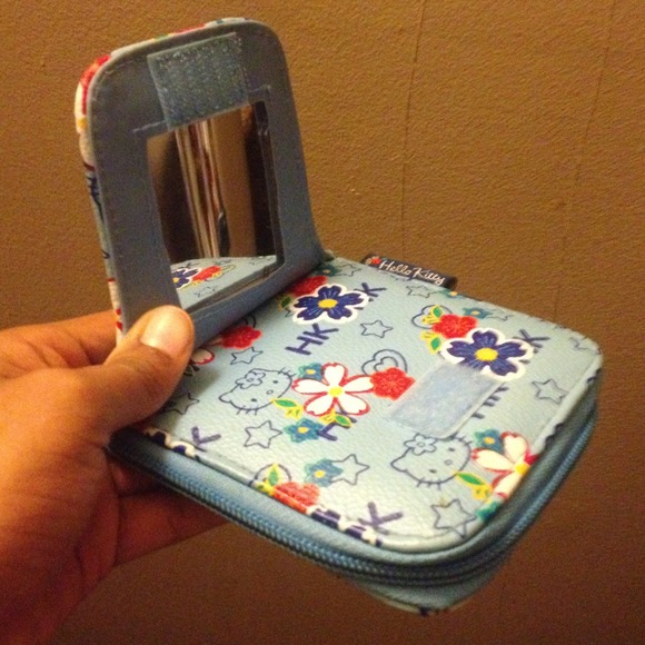 Hello Kitty Wallet πΊ - Picture 4 of 4