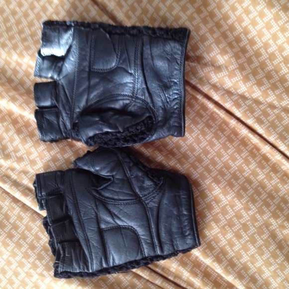 Black work out gloves