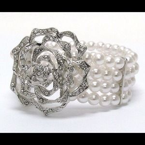 Crystal and pearl stretch bracelet