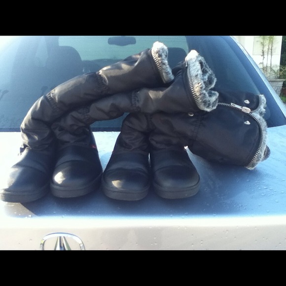 1 pair of Levi's boots