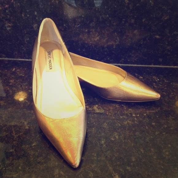 🚫Sold🚫Gold Steve Madden pointed flats