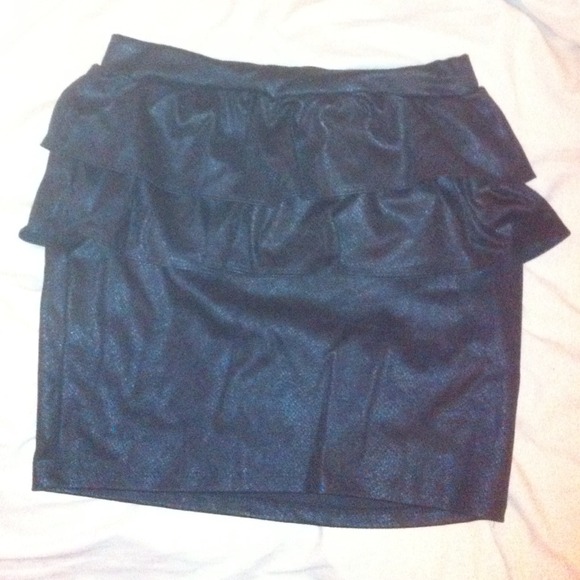 🚫SOLD🚫Python Peplum Skirt - Picture 2 of 4