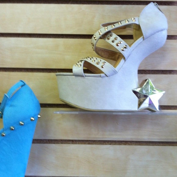 Hot stud heeless shoes with star on back in gold