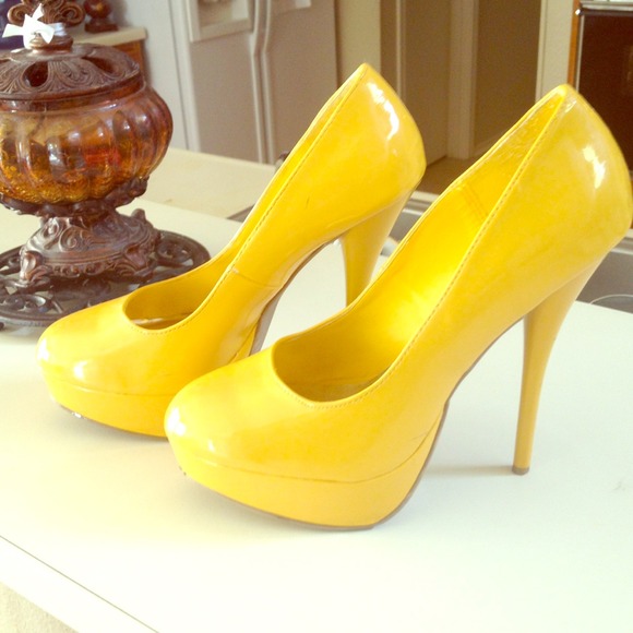 Yellow pumps