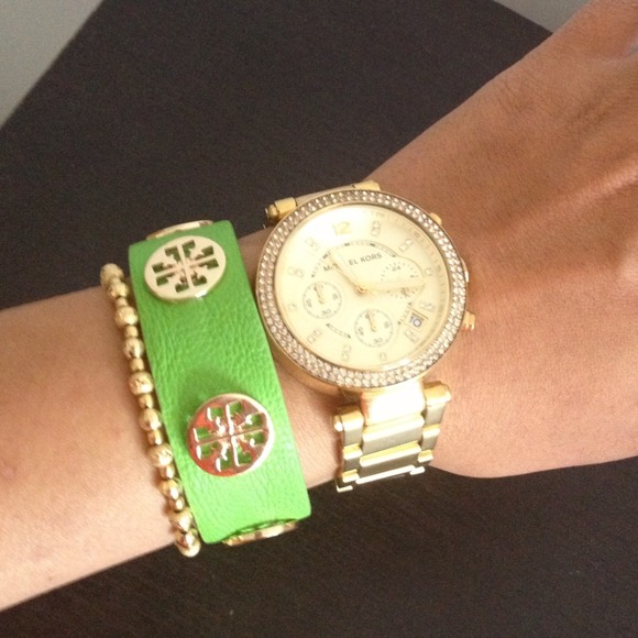 ✨Sold✨Cute Green/ Gold Bangle!!!