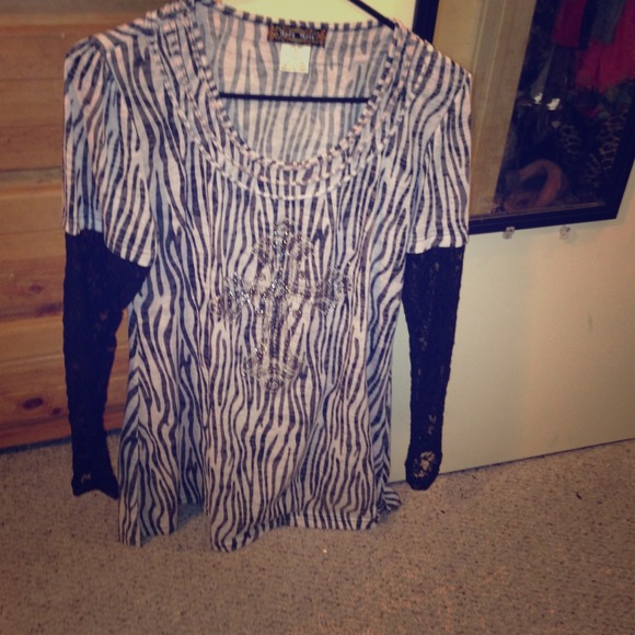 🚫sold🚫Zebra top with lace sleeves and cross