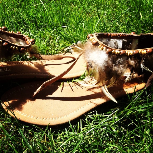 SIZE 10 Camel Feather Sandals by Eddie Marc