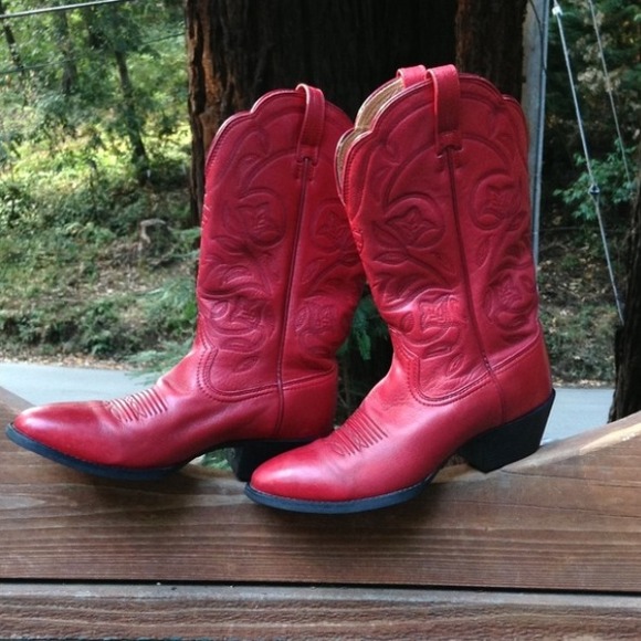 Adorable Red Ariat cowboy boots!