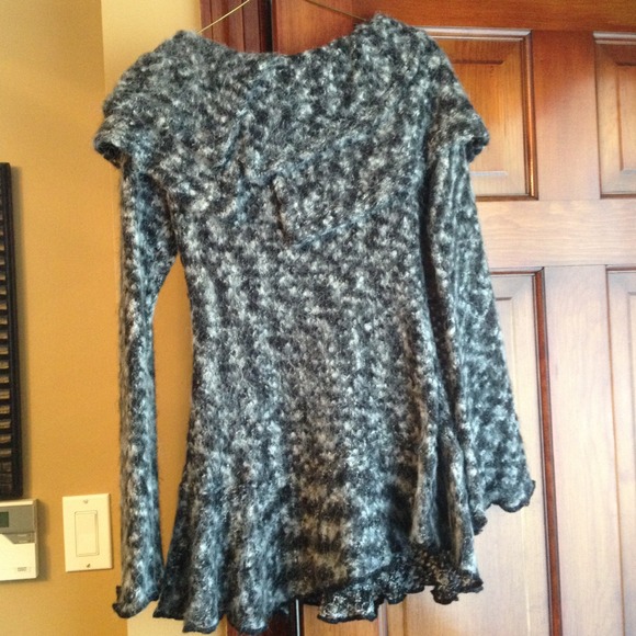 SOLD 🌷HOST PICK🌷Grey ruffled zippered sweater - Picture 2 of 3