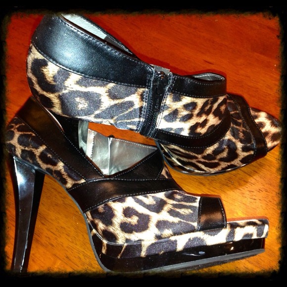 👠Carlos Santana cheetah peep toe Heels👠