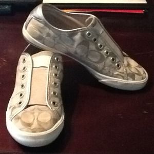 Very nice shoes  price negotible..