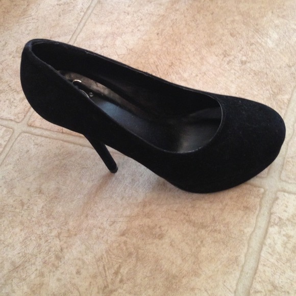 ✅Sold in bundle ✅Black suede pumps brand new! - Picture 4 of 4