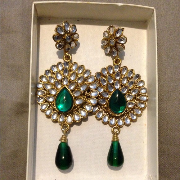 ❌SOLD❌ Emerald green stone earrings