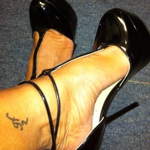 Black patient leather pumps with Pink bottoms